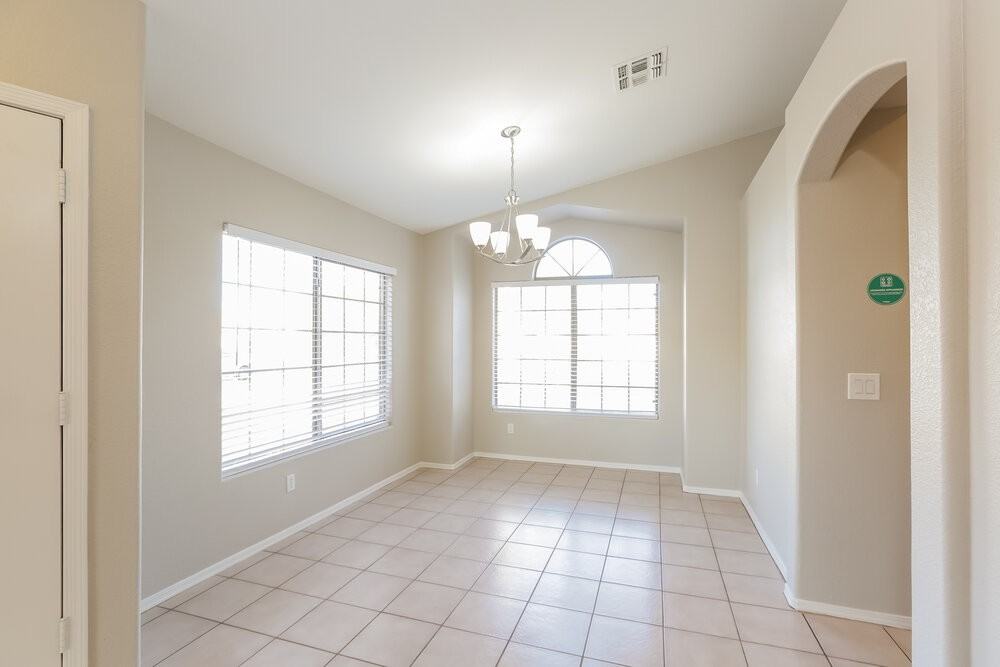 13177 W Desert Ln - Photo 7 of 16