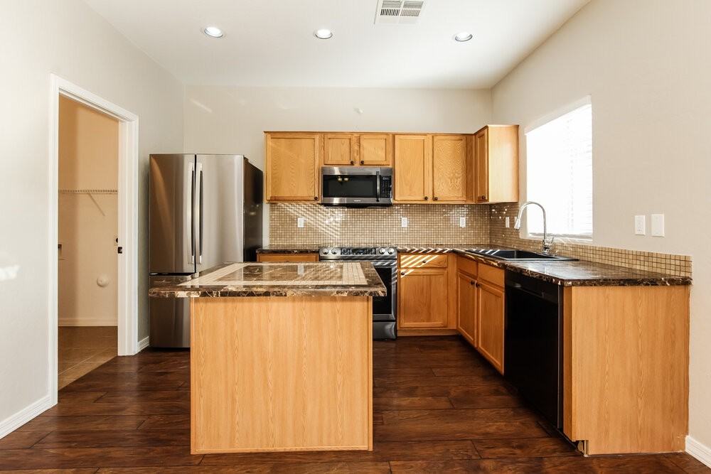 16043 N 168th Ave - Photo 7 of 17