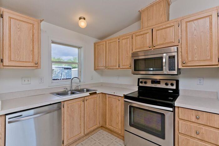 552 E View Dr - Photo 3 of 13