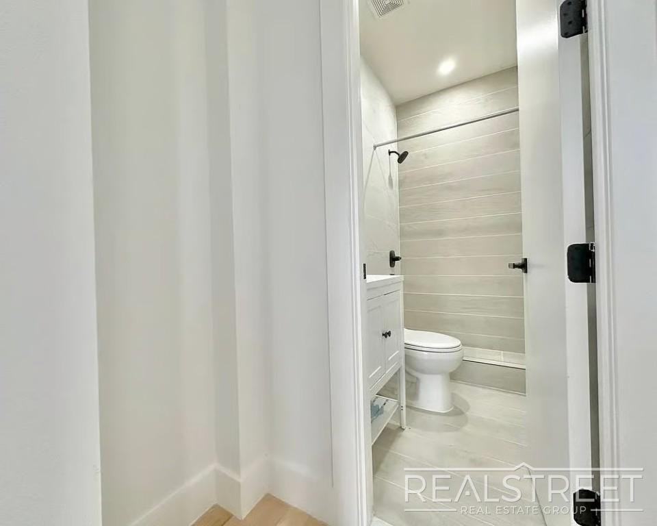 828 Hart St #2R - Photo 5 of 6