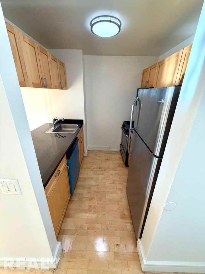 W 96th St #514 - Photo 2 of 7