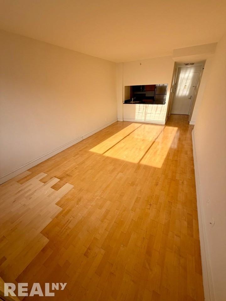 W 96th St #514 - Photo 4 of 7