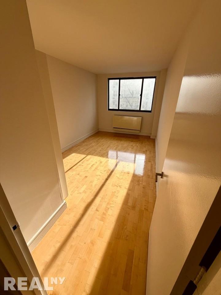 W 96th St #514 - Photo 5 of 7