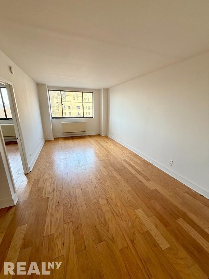 W 96th St #1102 - Photo 2 of 6