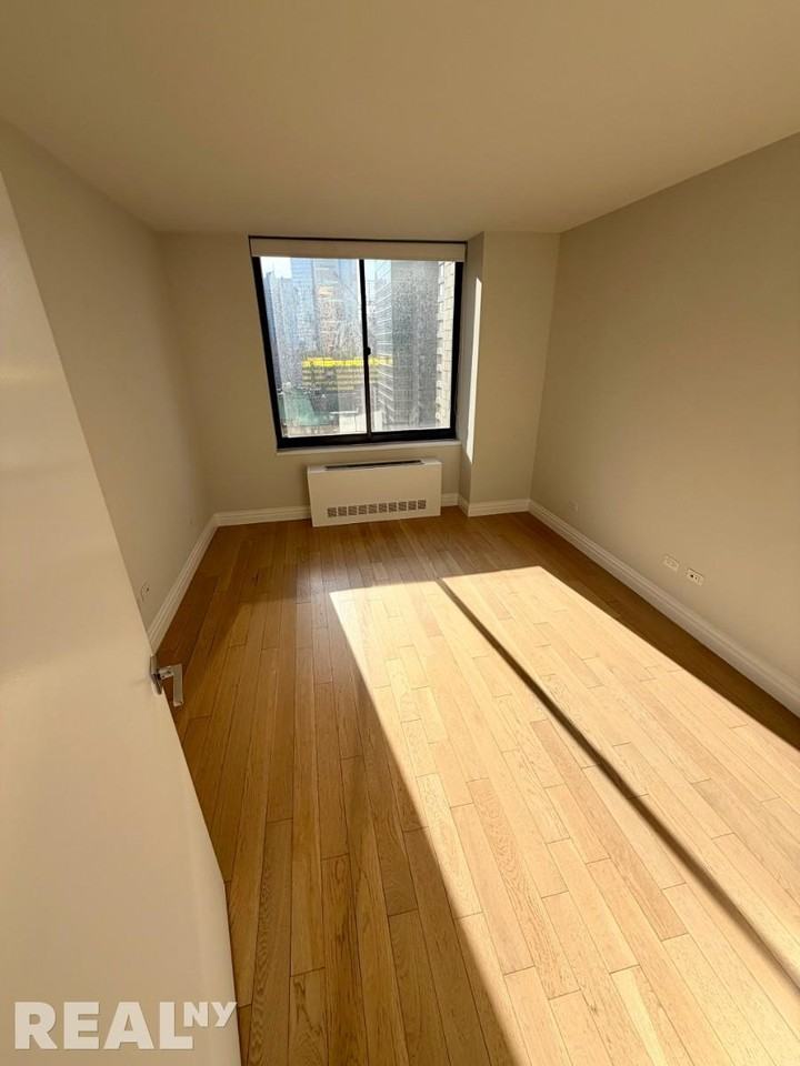 W 48th St #28H - Photo 7 of 9