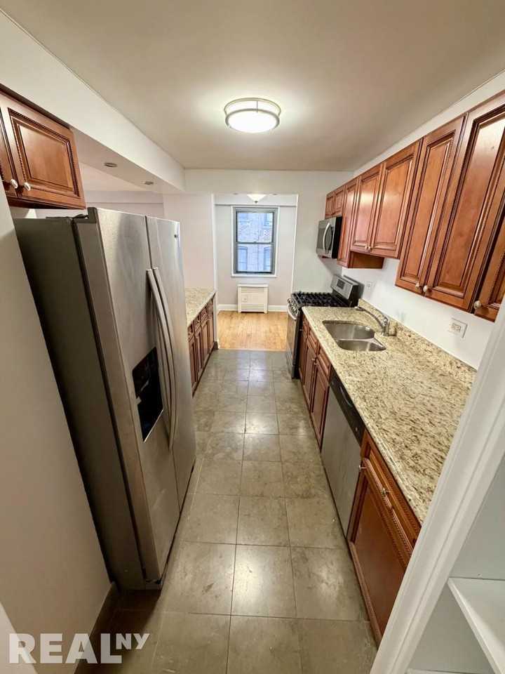 W 97th St #3G - Photo 2 of 10