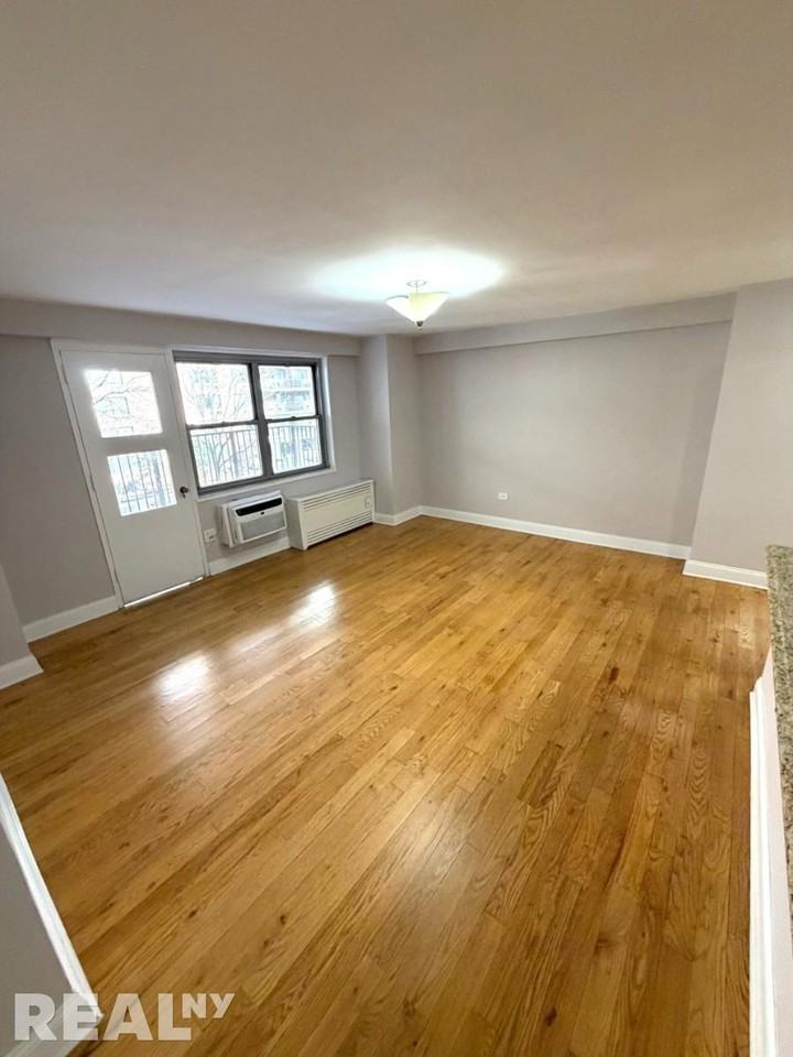 W 97th St #3G - Photo 4 of 10