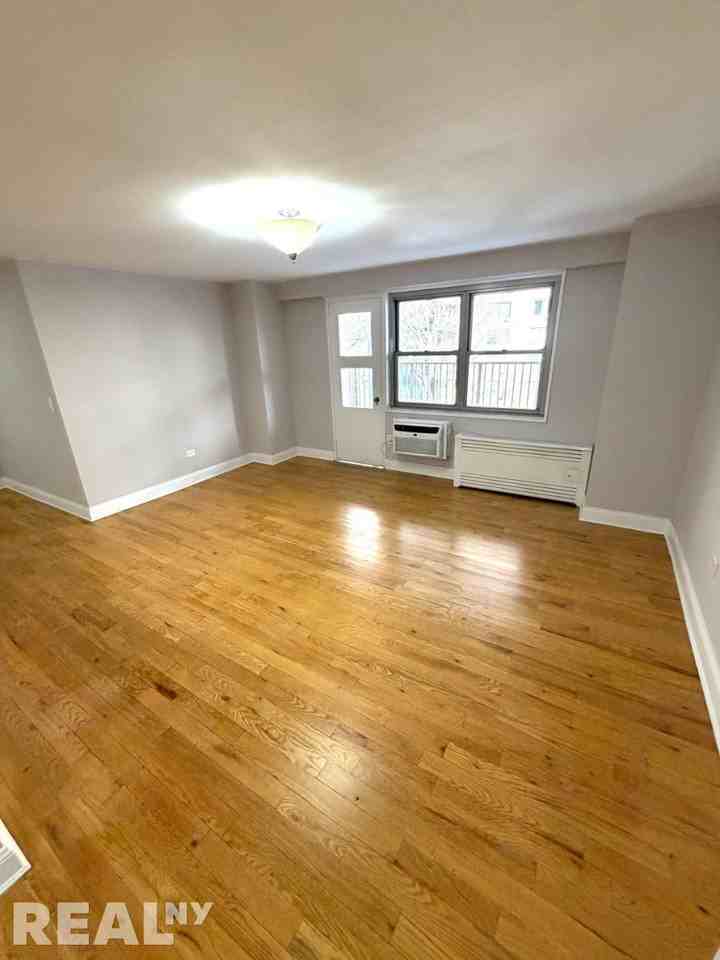 W 97th St #3G - Photo 5 of 10