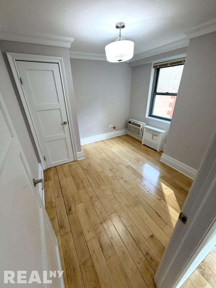 W 97th St #5H - Photo 2 of 9