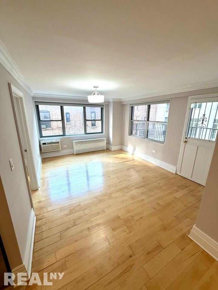 W 97th St #5H - Photo 3 of 9