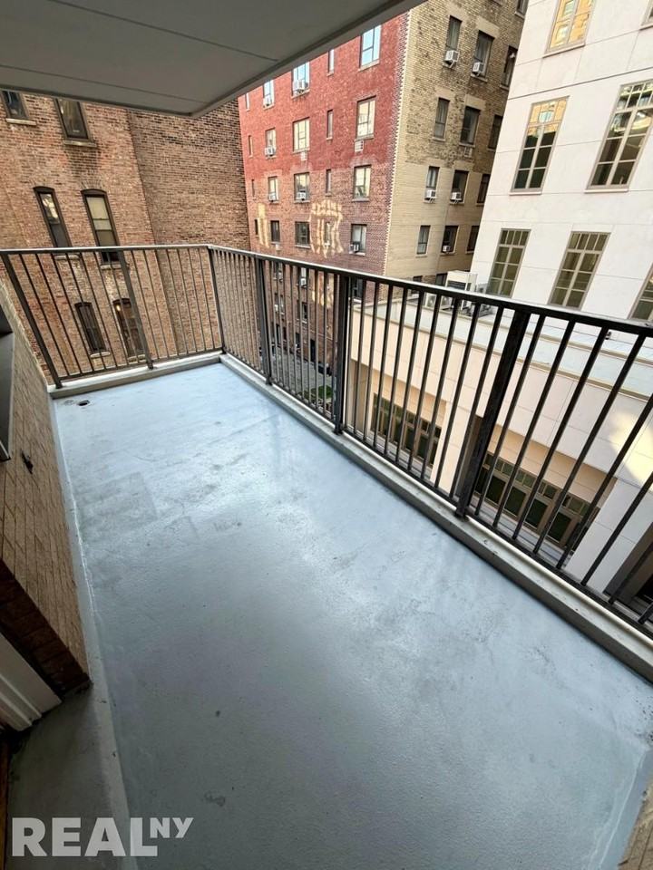 W 97th St #5H - Photo 4 of 9