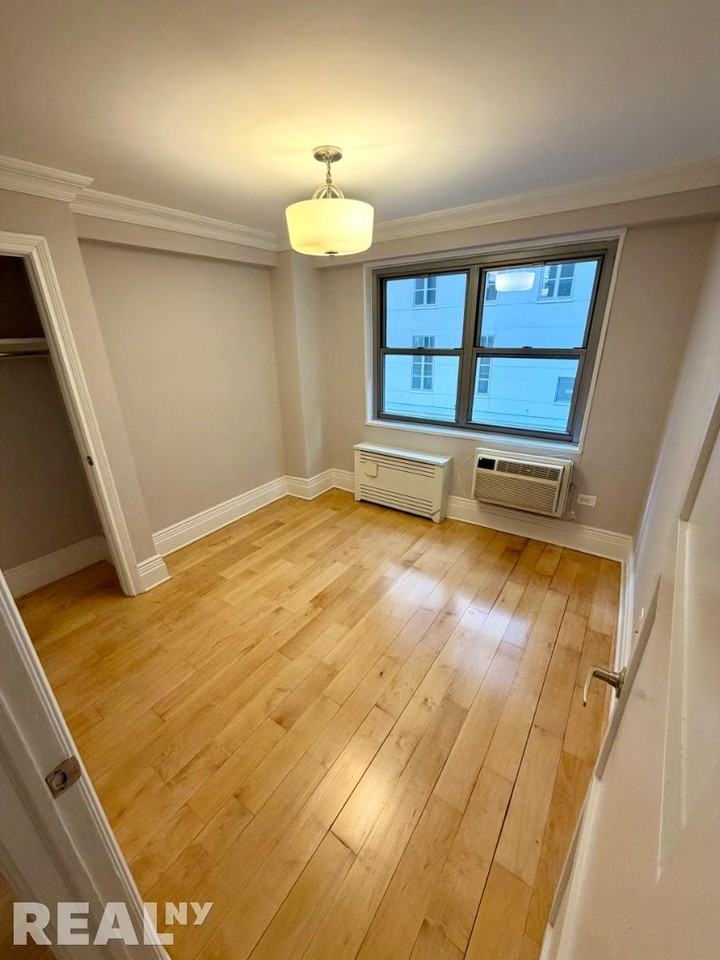 W 97th St #5H - Photo 5 of 9