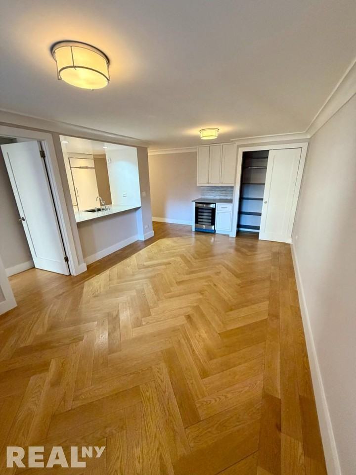 W 97th St #11U - Photo 3 of 9