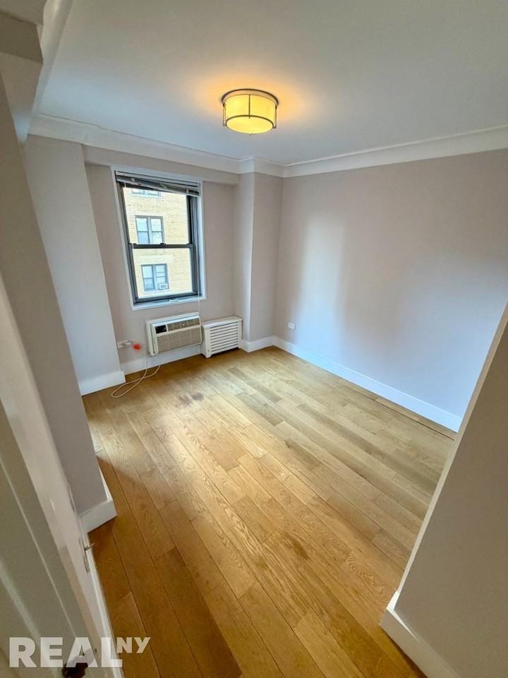 W 97th St #11U - Photo 4 of 9