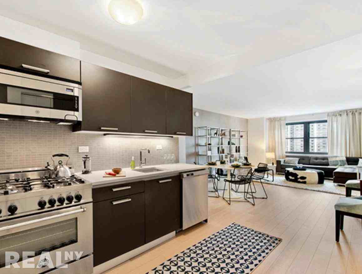 E 39th St #7K - Photo 2 of 4