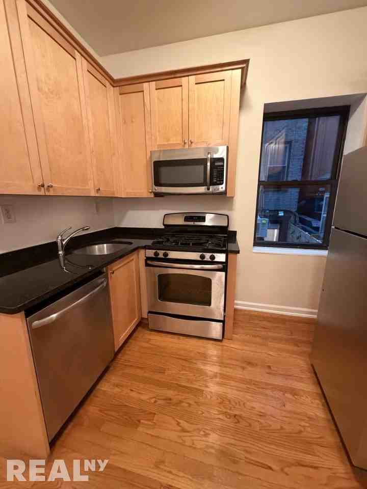 Grand St #2B - Photo 4 of 5