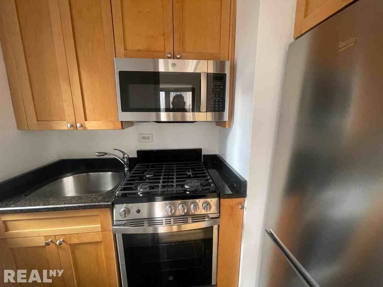 E 56th St #7G - Photo 3 of 5