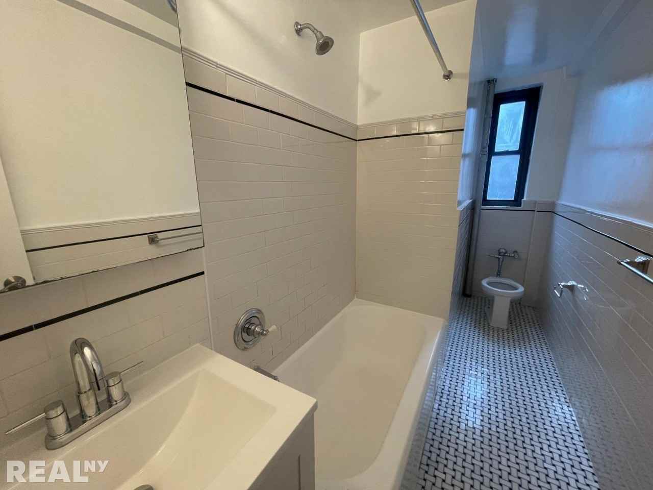 E 56th St #7G - Photo 4 of 5