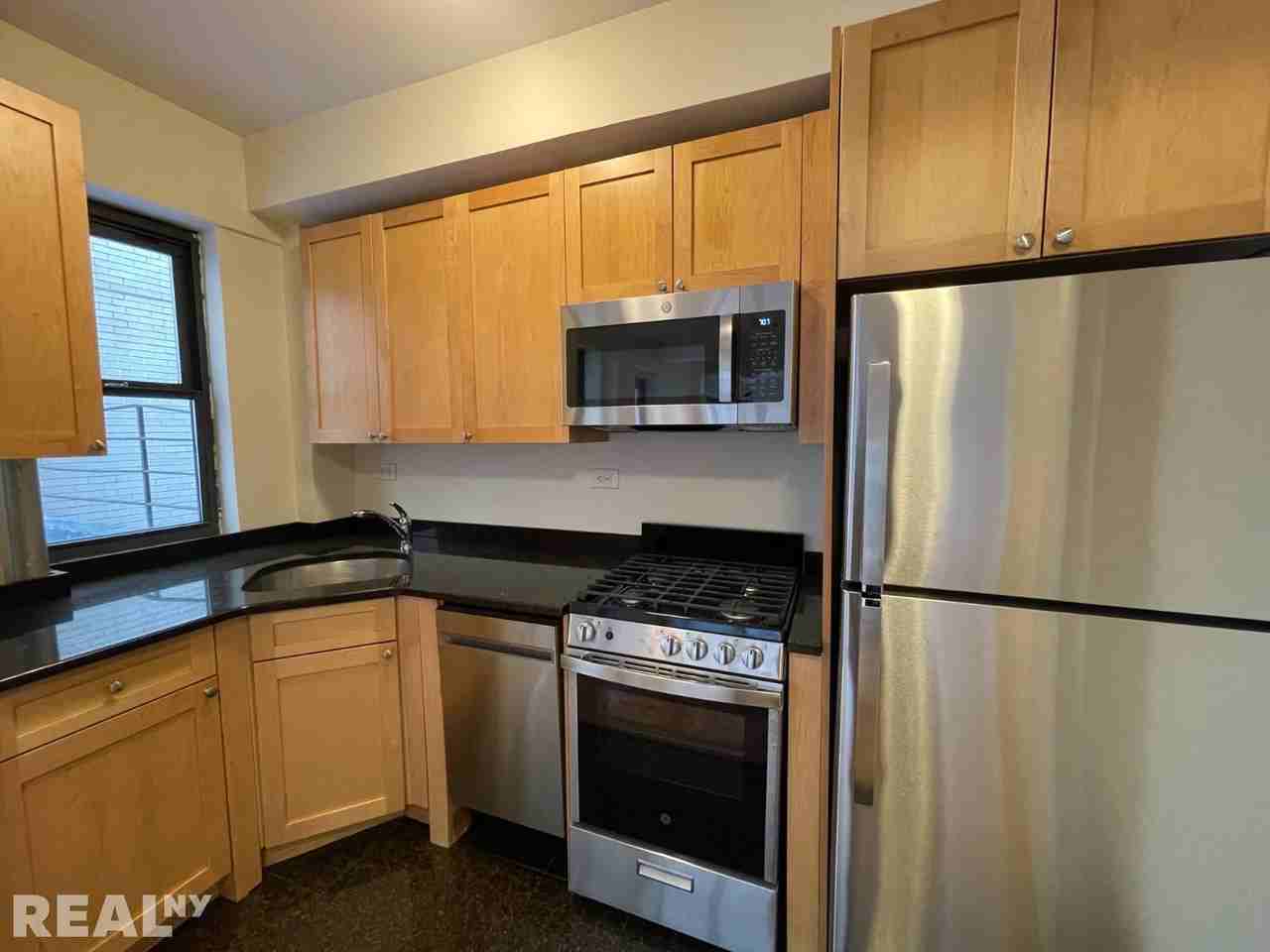 E 56th St #10G - Photo 3 of 8