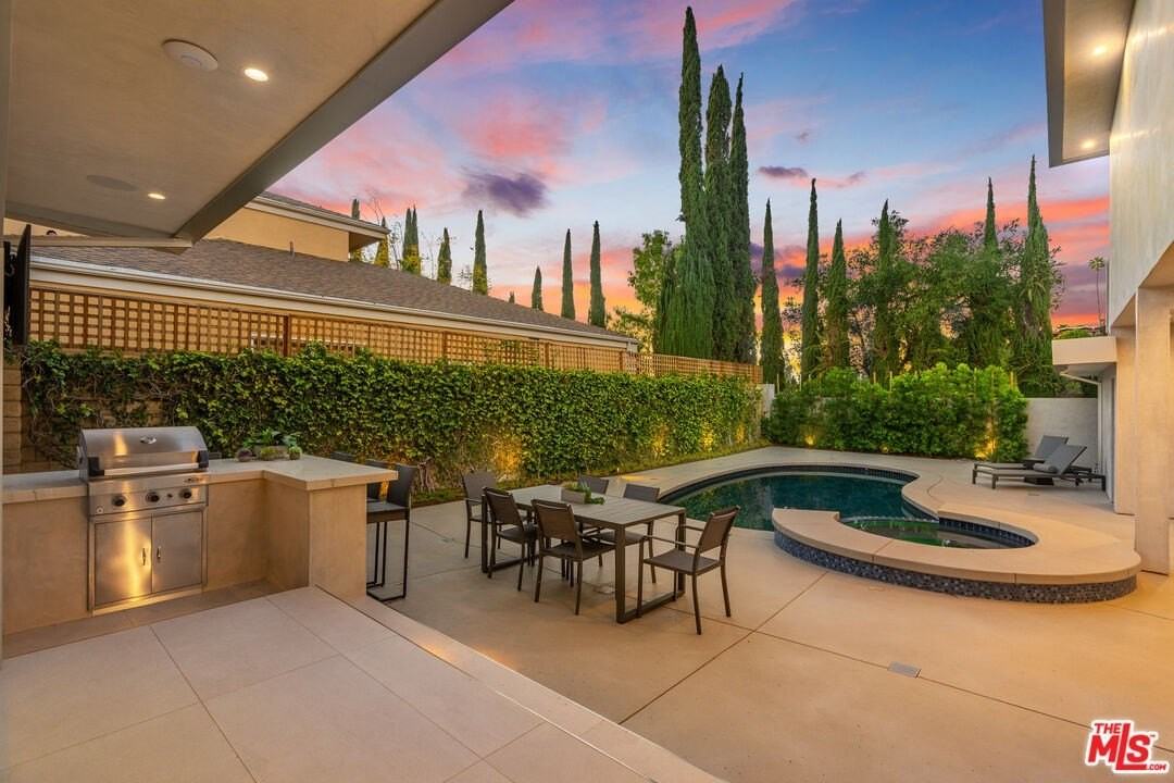 2189 Summitridge Dr - Photo 4 of 25