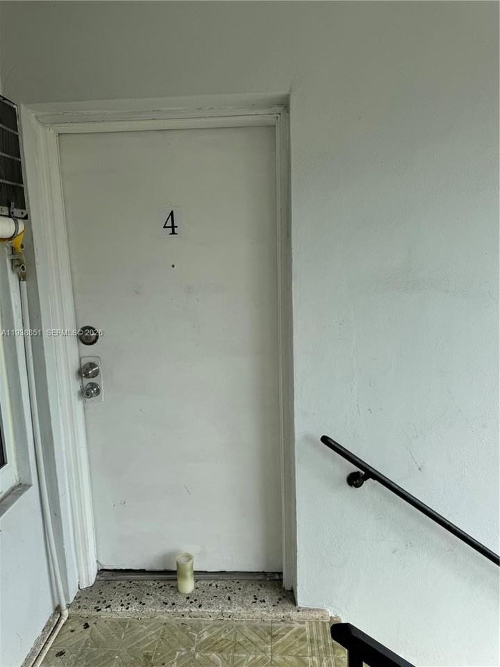 1861 Nw 19th St #4 - Photo 3 of 16