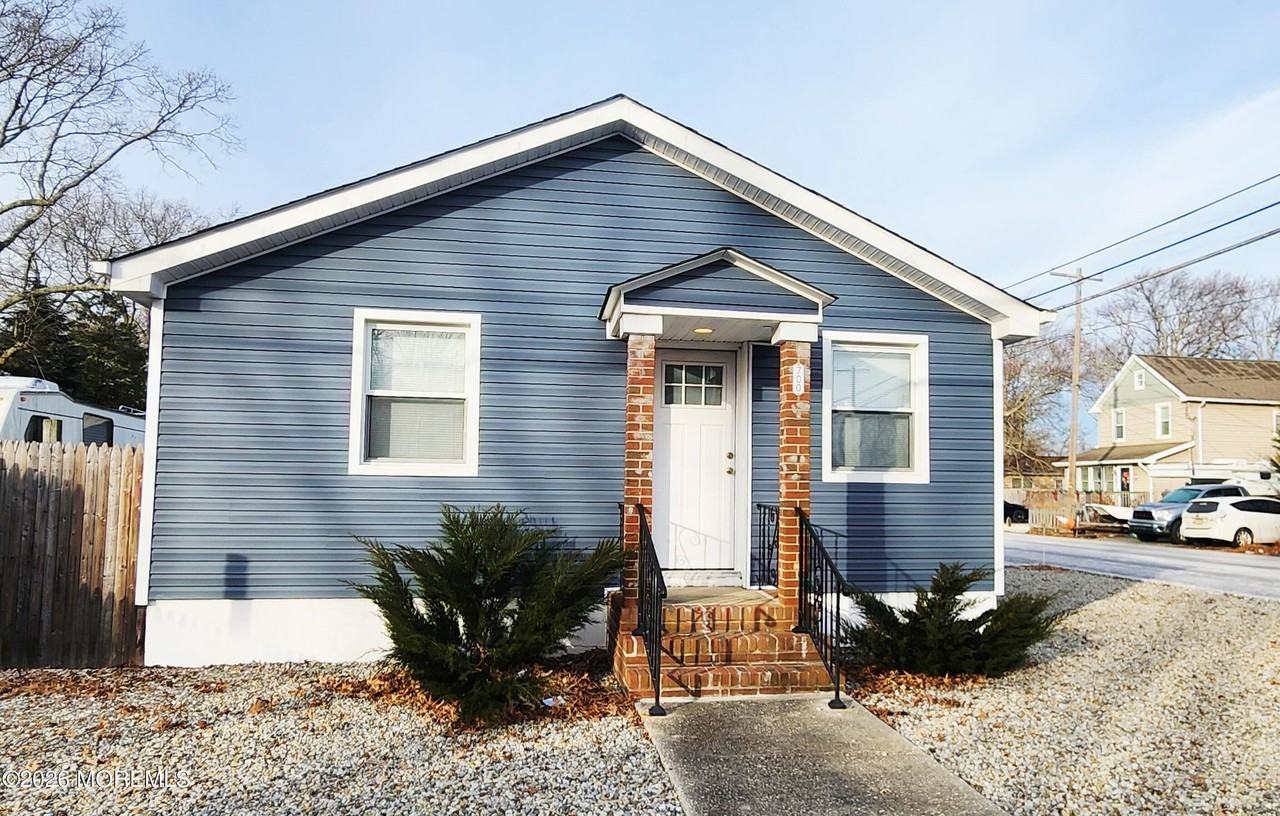 700 Anglesea Ave - Photo 2 of 14