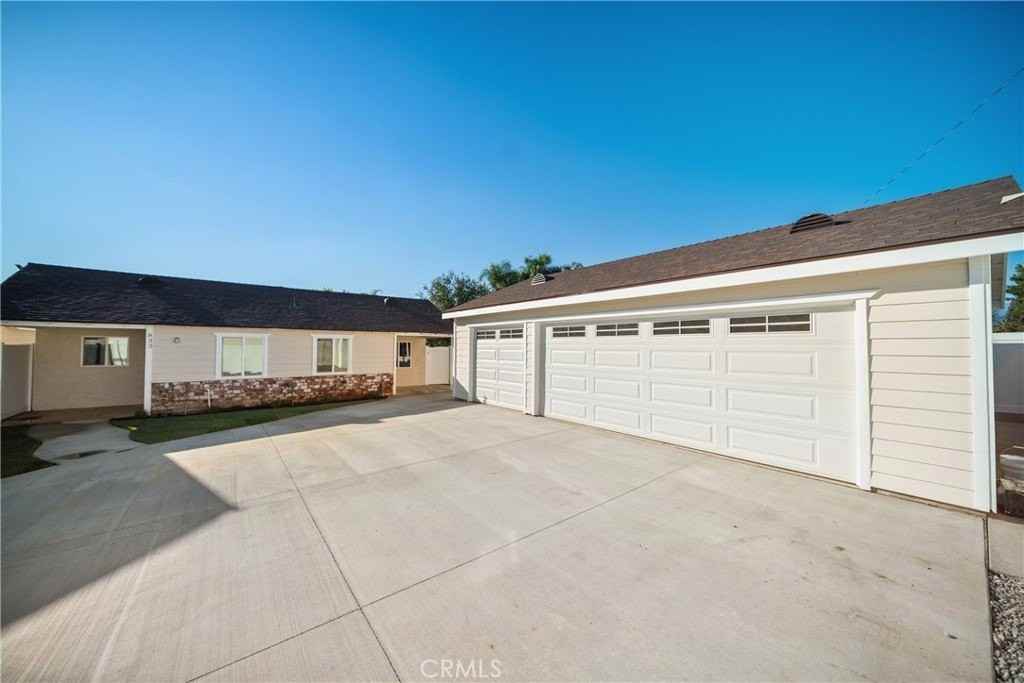 833 N Sunflower Ave - Photo 6 of 32