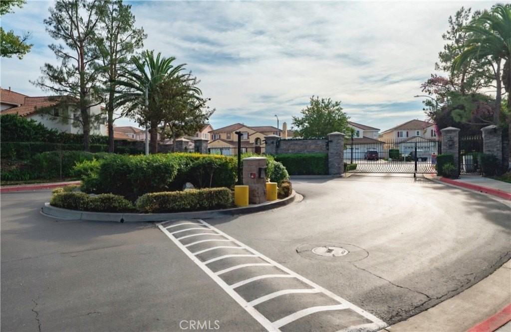 19366 Fortune Pl - Photo 2 of 32