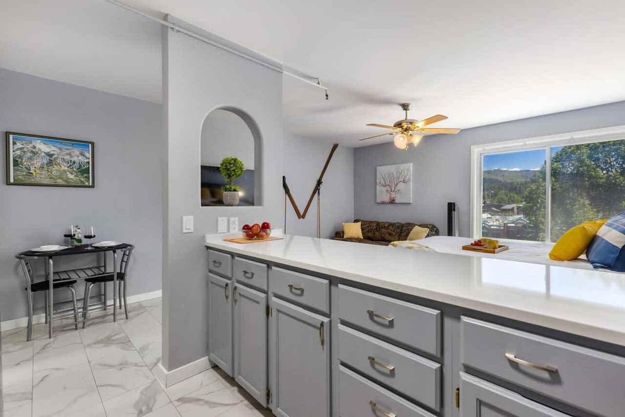 110 S Park Ave #1387655P - Photo 3 of 19