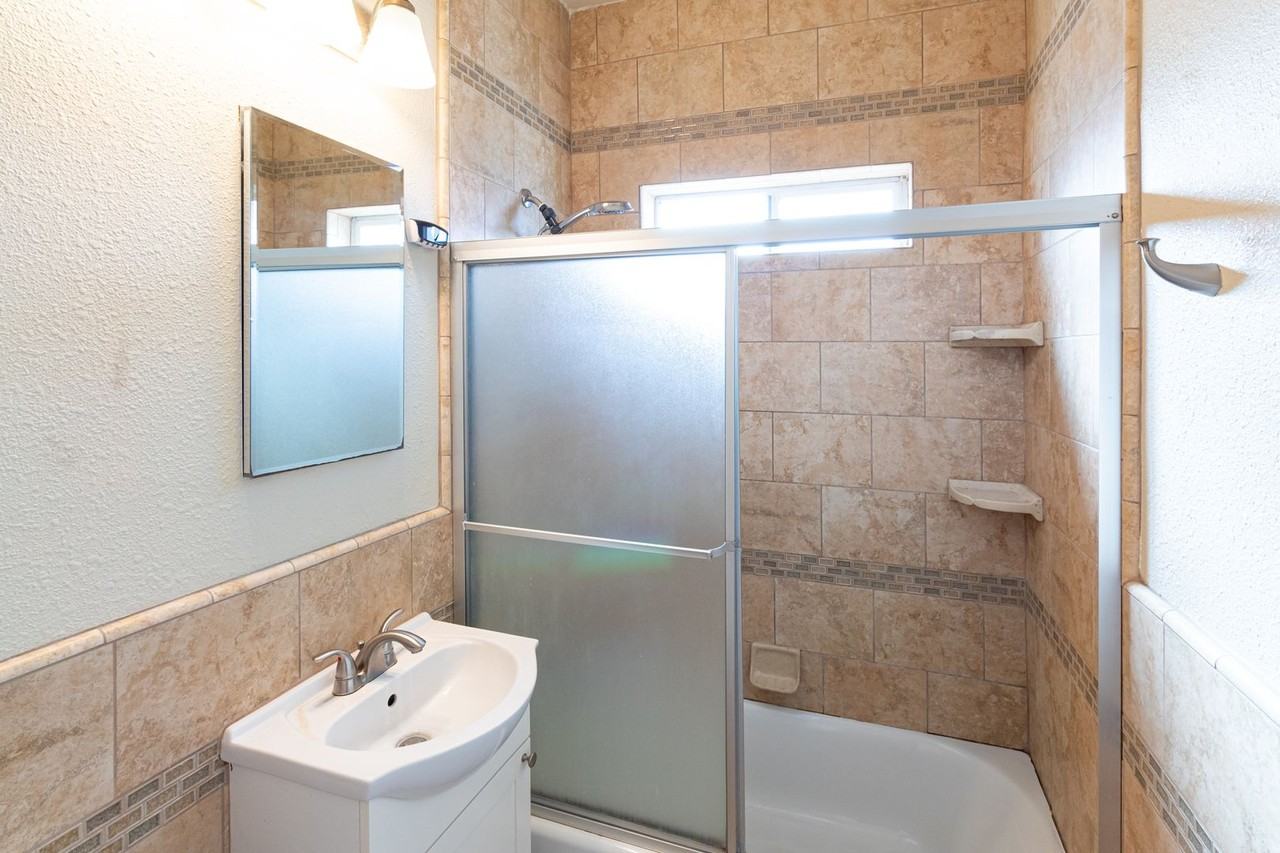 1324 Peterson Avenue - Photo 3 of 37