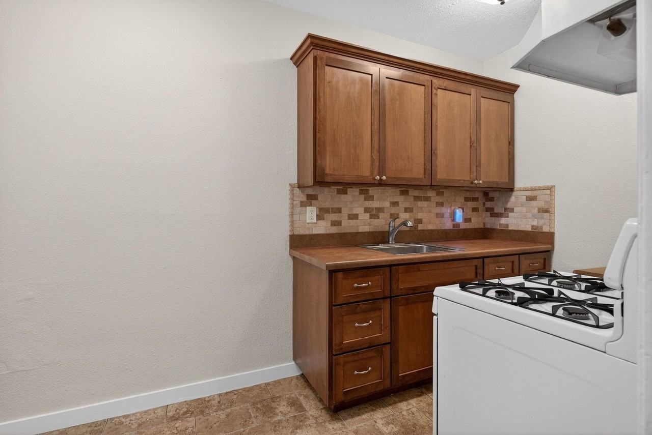 1324 Peterson Avenue - Photo 5 of 37