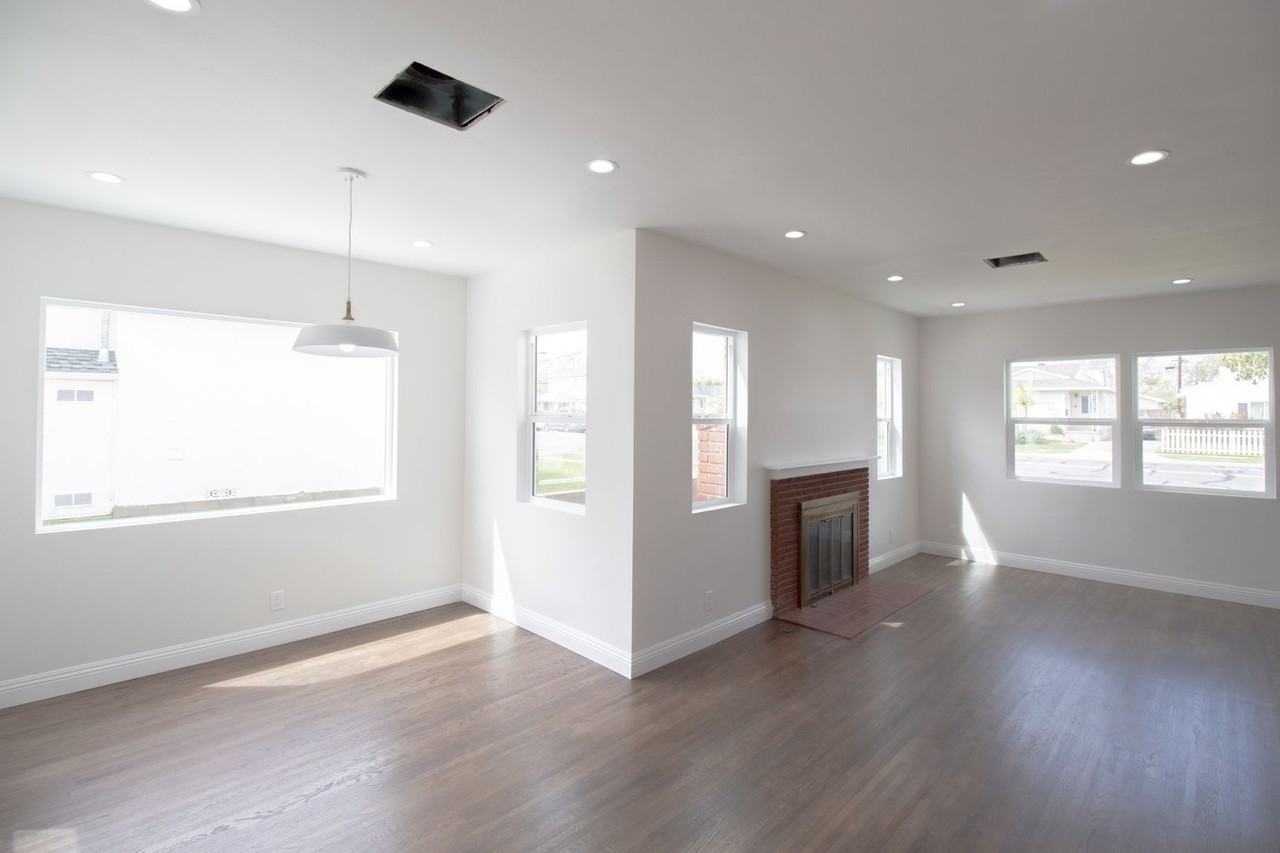 17016 Van Ness Ave - Photo 2 of 20