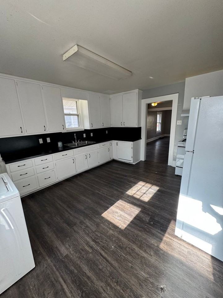 1050 E Pacific St - Photo 5 of 12