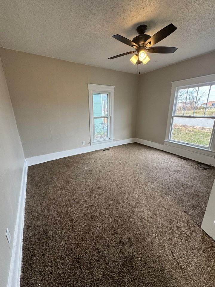 1501 N Farmer Ave - Photo 5 of 20