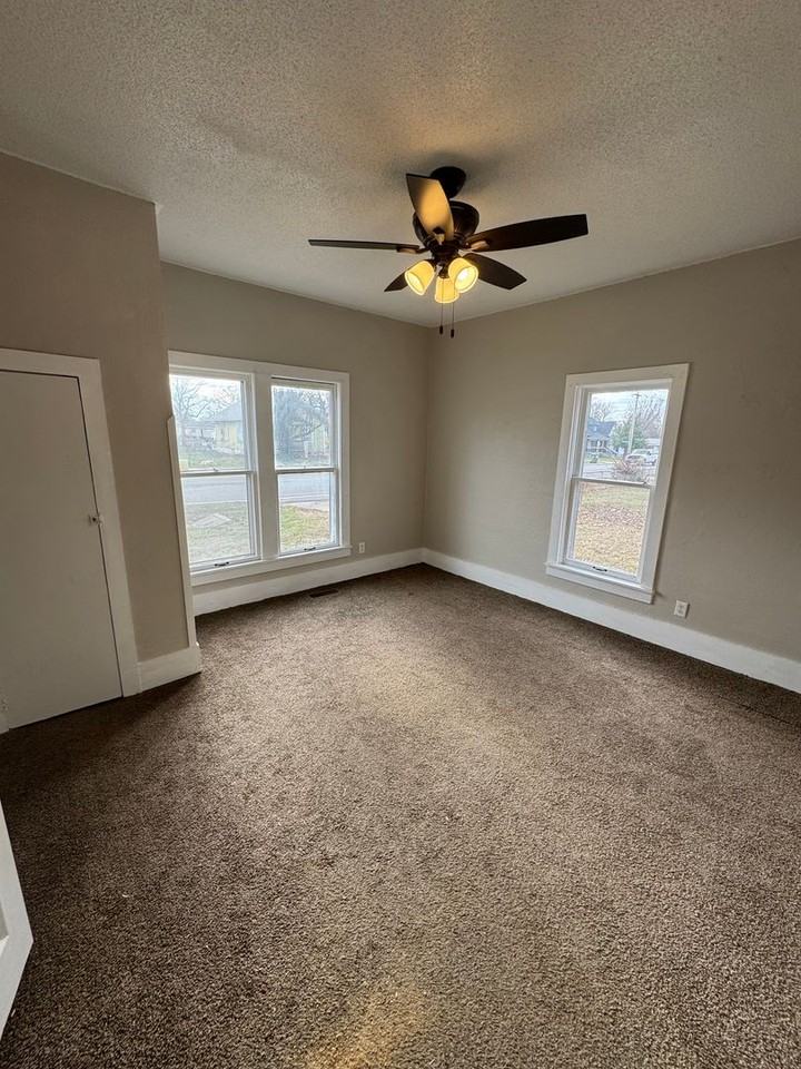 1501 N Farmer Ave - Photo 7 of 20