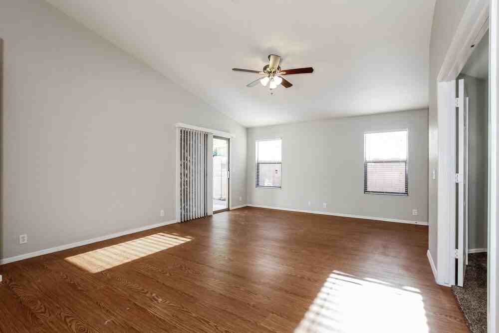 3319 W Louise Dr - Photo 2 of 15