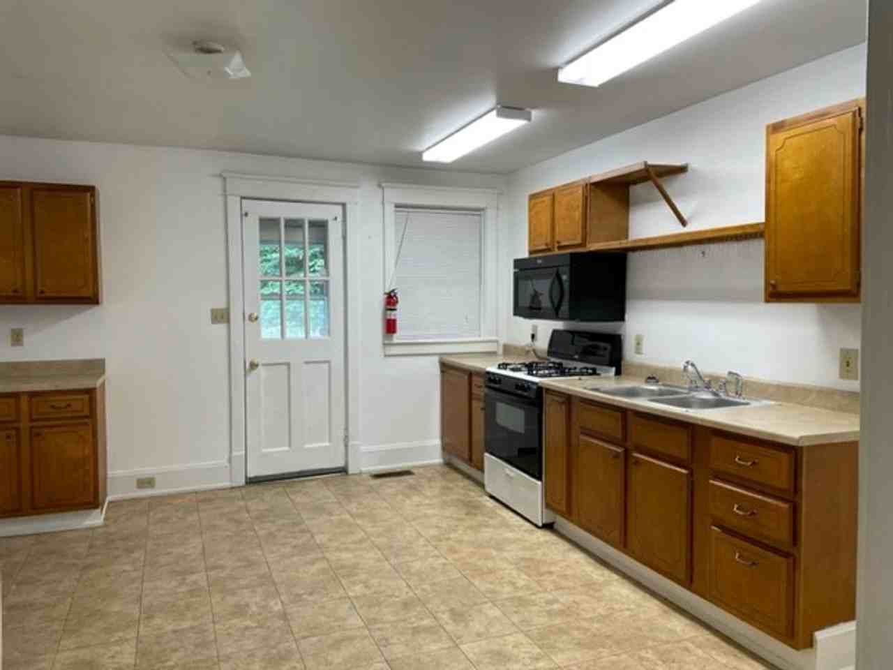 2439 Penn St - Photo 4 of 10