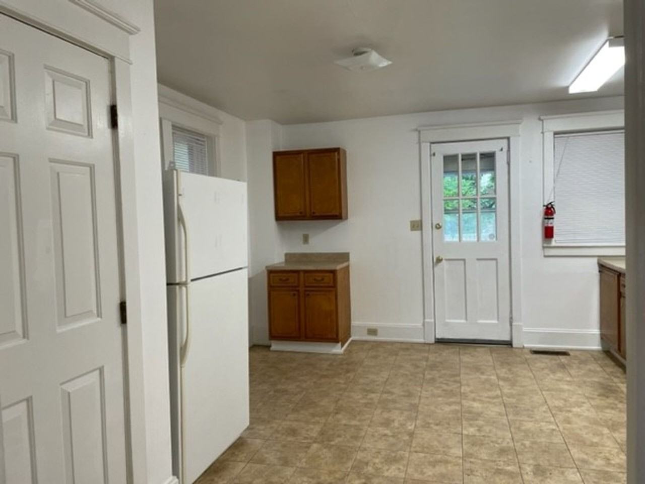 2439 Penn St - Photo 5 of 10