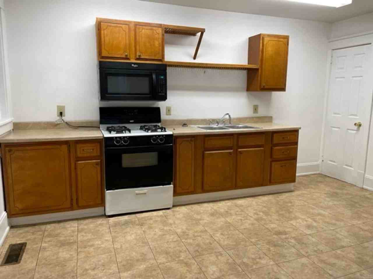 2439 Penn St - Photo 6 of 10