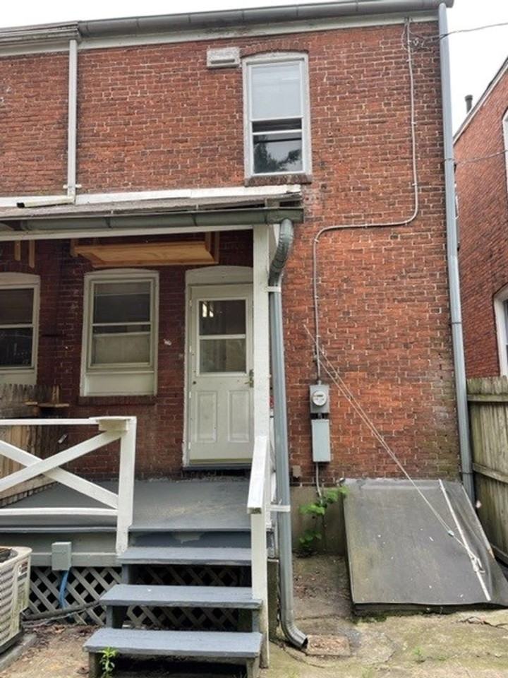 2439 Penn St - Photo 7 of 10