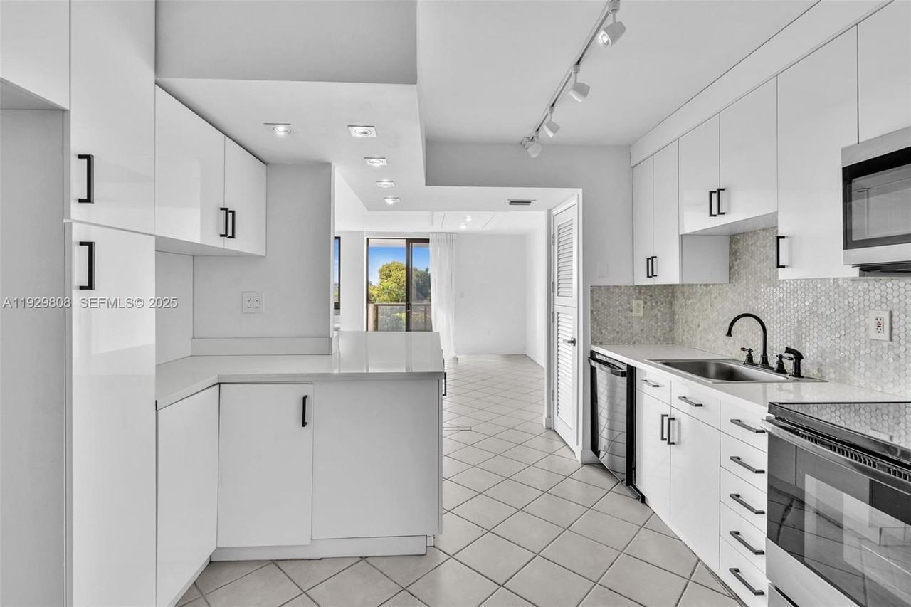 9800 W Bay Harbor Dr #9800-403 - Photo 4 of 47