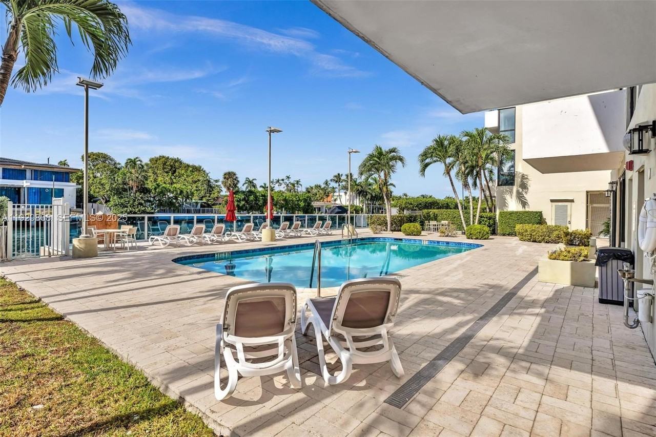 9800 W Bay Harbor Dr #9800-403 - Photo 5 of 47