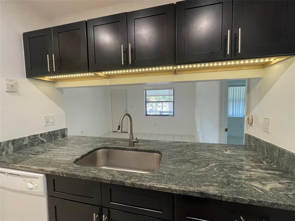 6040 Shakerwood Cir #6040-205 - Photo 7 of 26