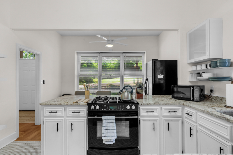 806 Oakwood St - Photo 7 of 15