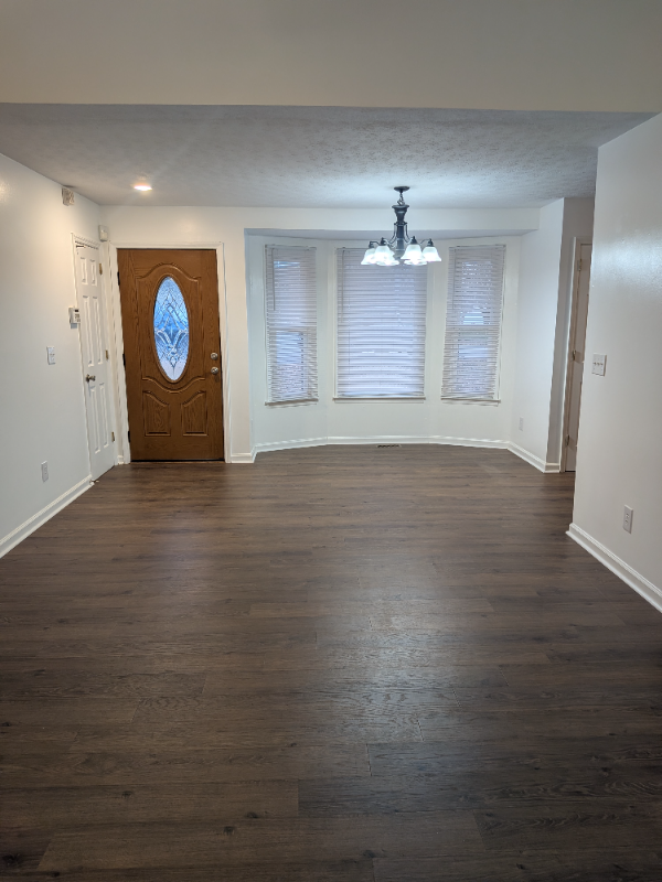 3902 N Hillwood Ct - Photo 3 of 9