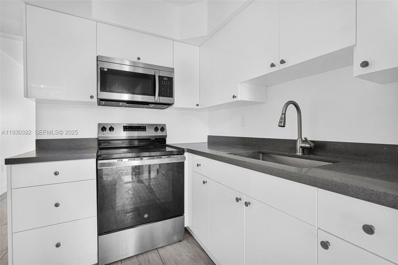 14600 Ne 14th Ave #14600-2 - Photo 6 of 34