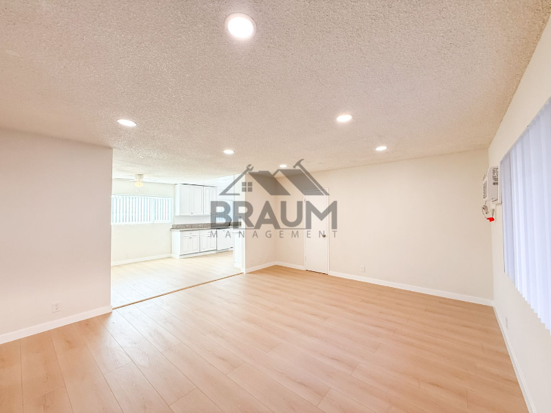 13129 Oxnard St #4 - Photo 3 of 18