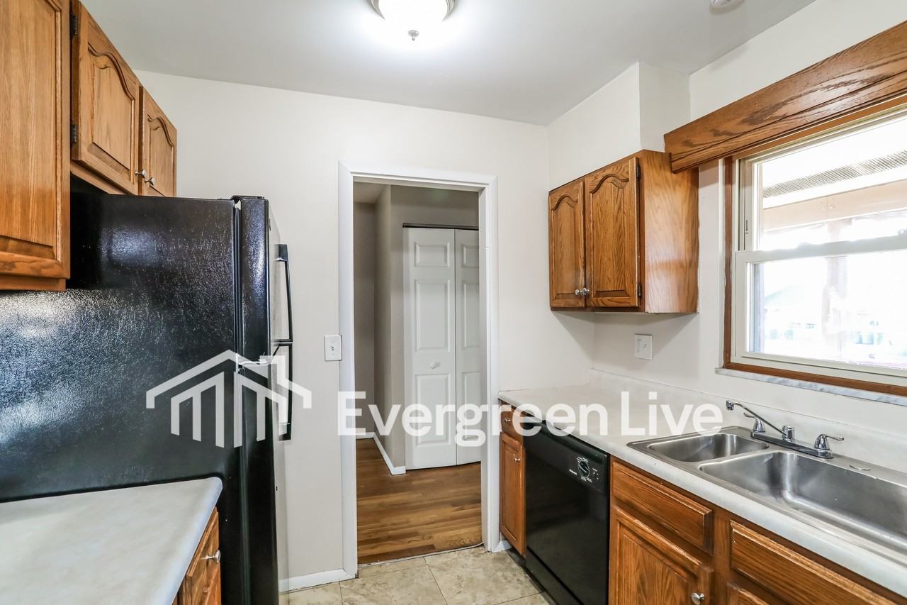 10662 Chelmsford Rd - Photo 6 of 15