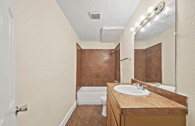 3418 Sealy St #3 - Photo 4 of 6