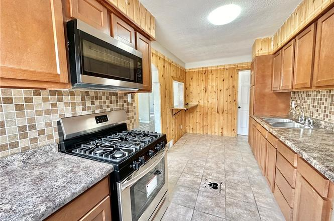 2303 Maple St - Photo 3 of 18